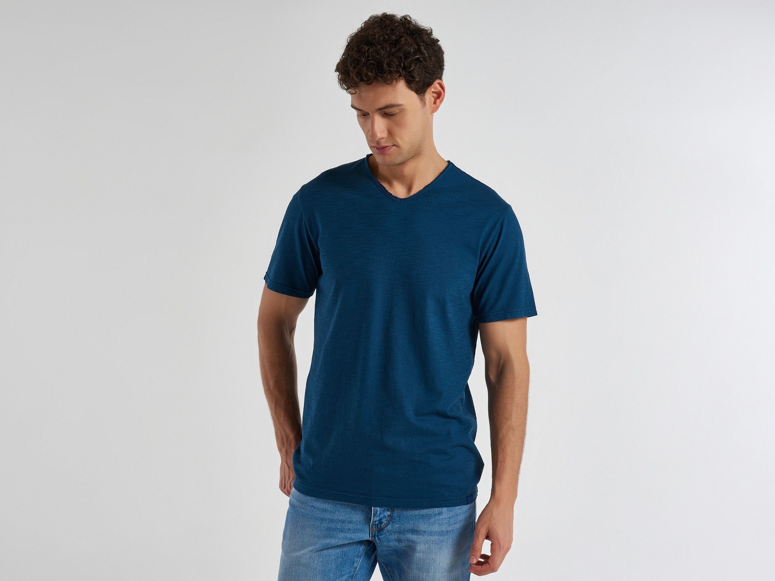 V-neck t-shirt in 100% cotton