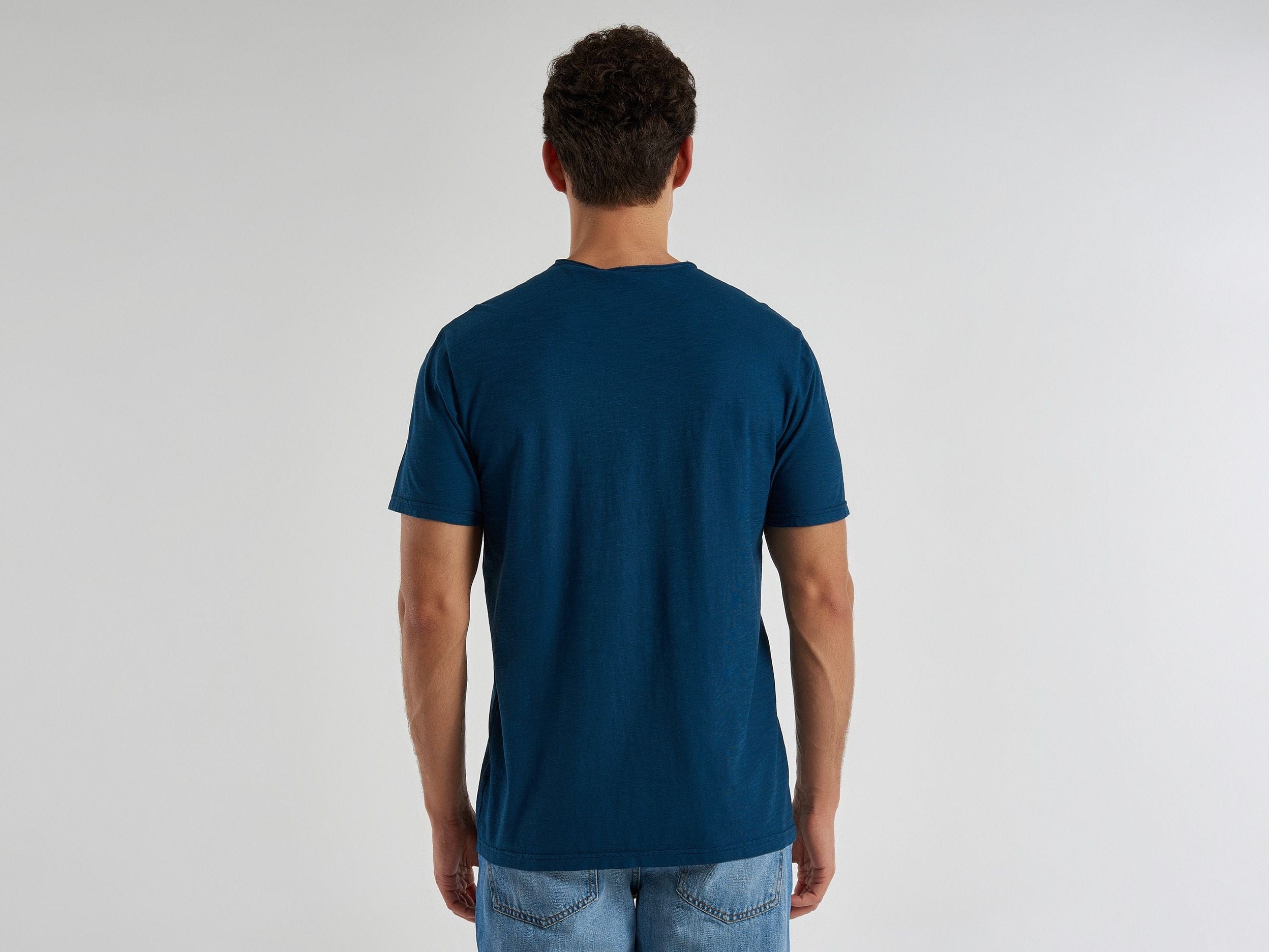 V-neck t-shirt in 100% cotton