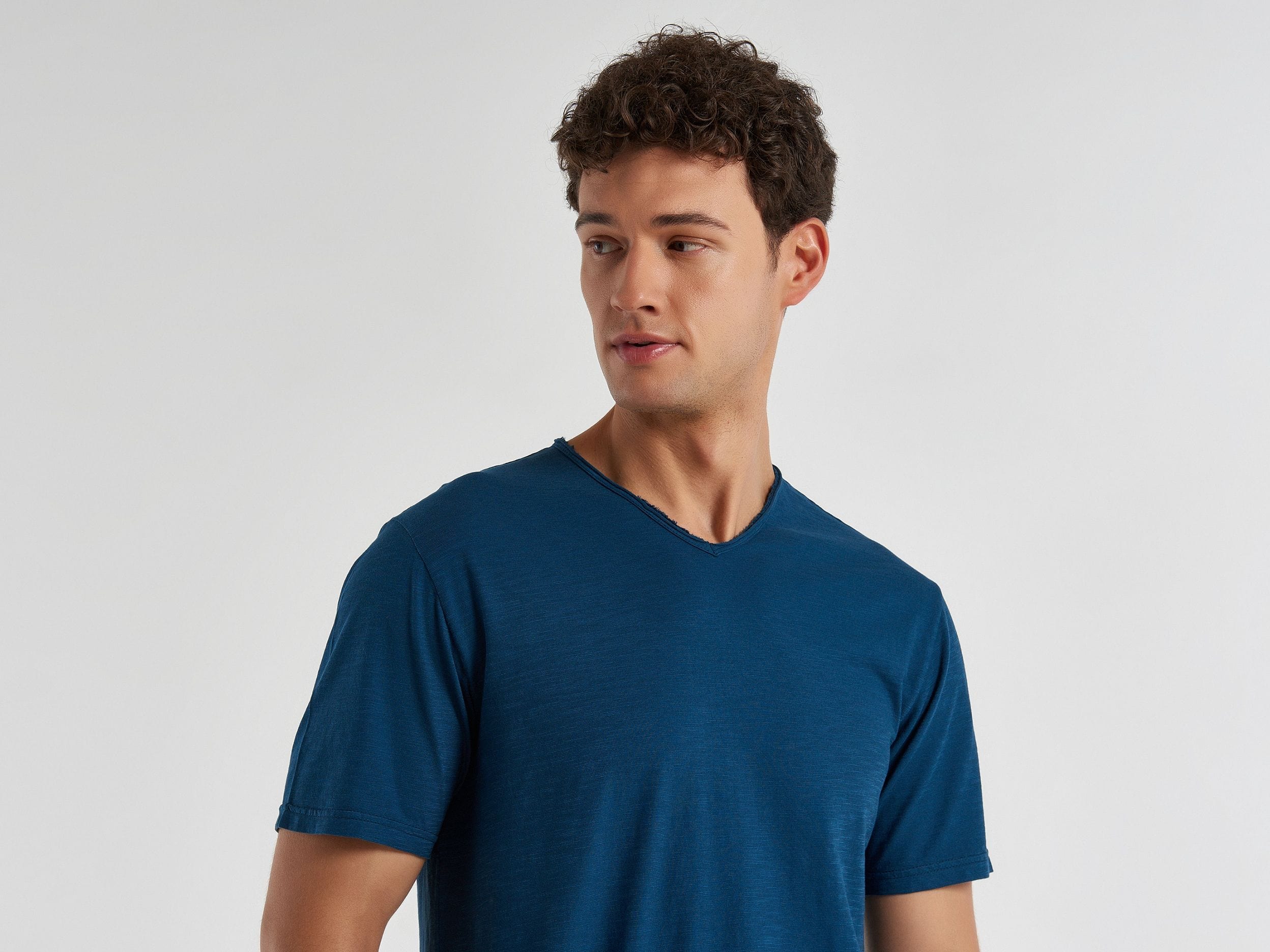 V-neck t-shirt in 100% cotton