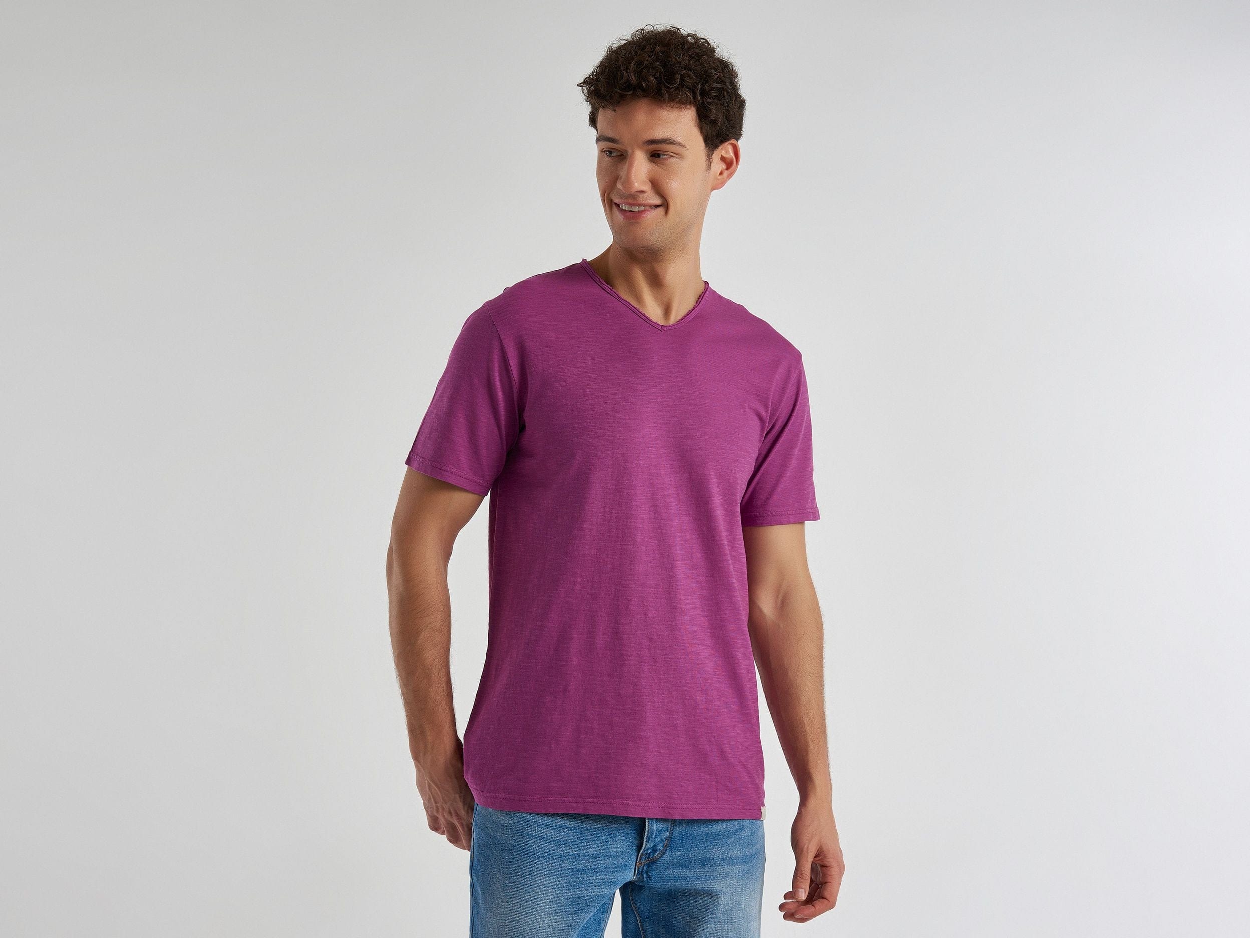 V-neck t-shirt in 100% cotton