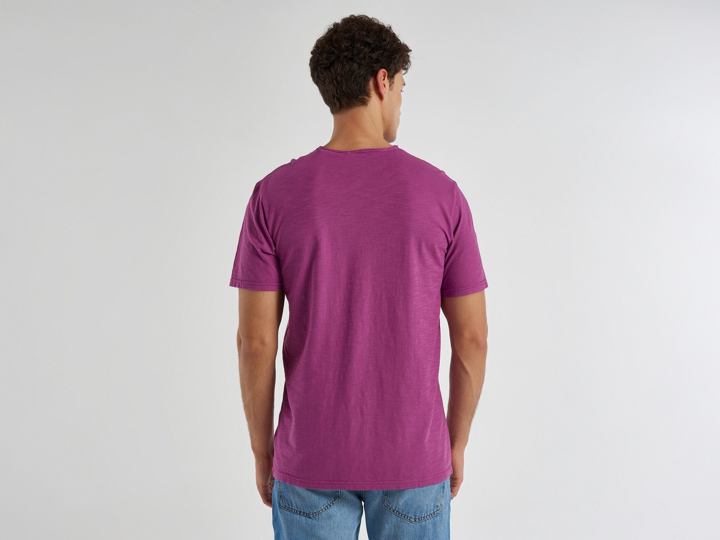 V-neck t-shirt in 100% cotton