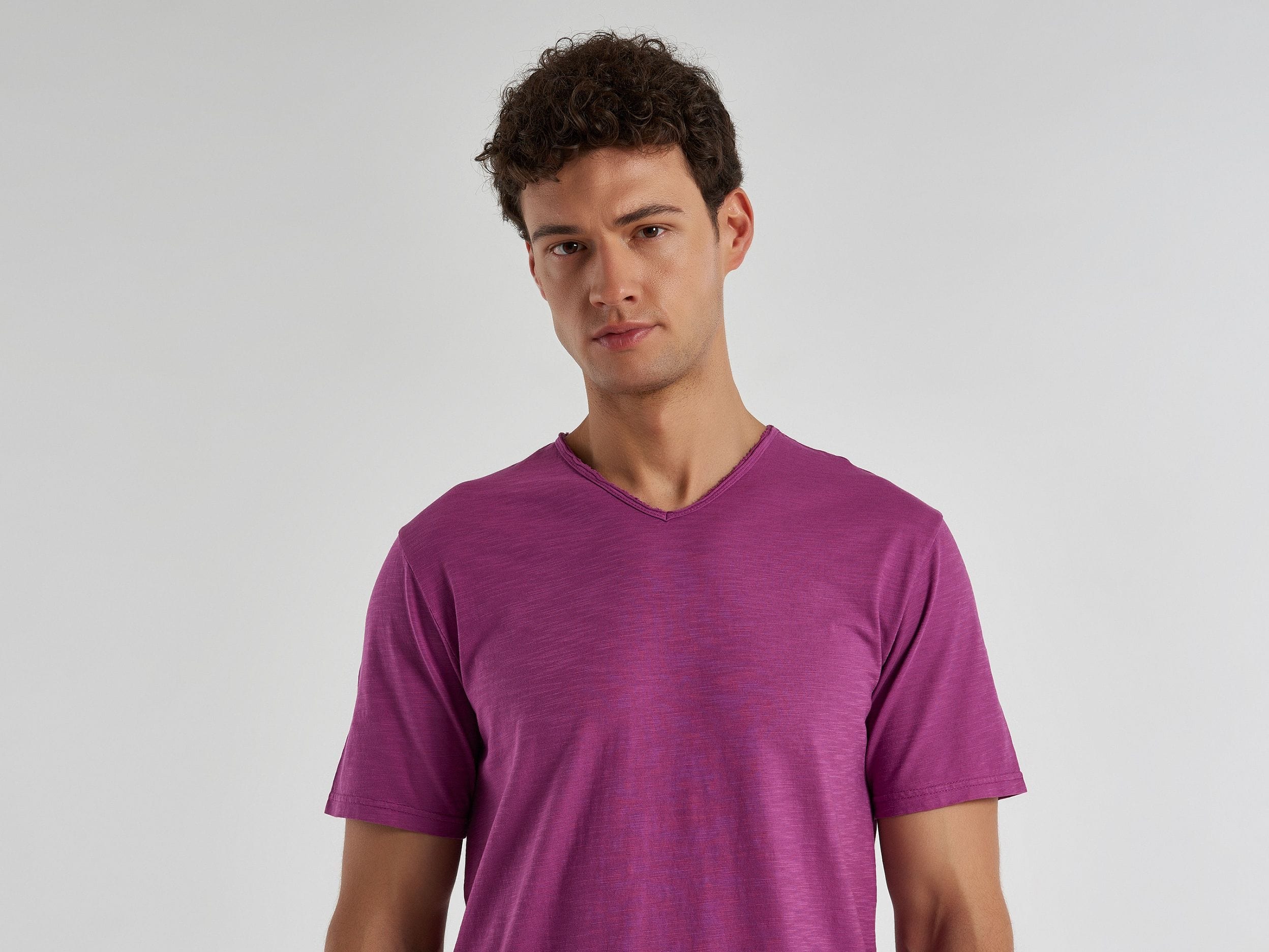 V-neck t-shirt in 100% cotton