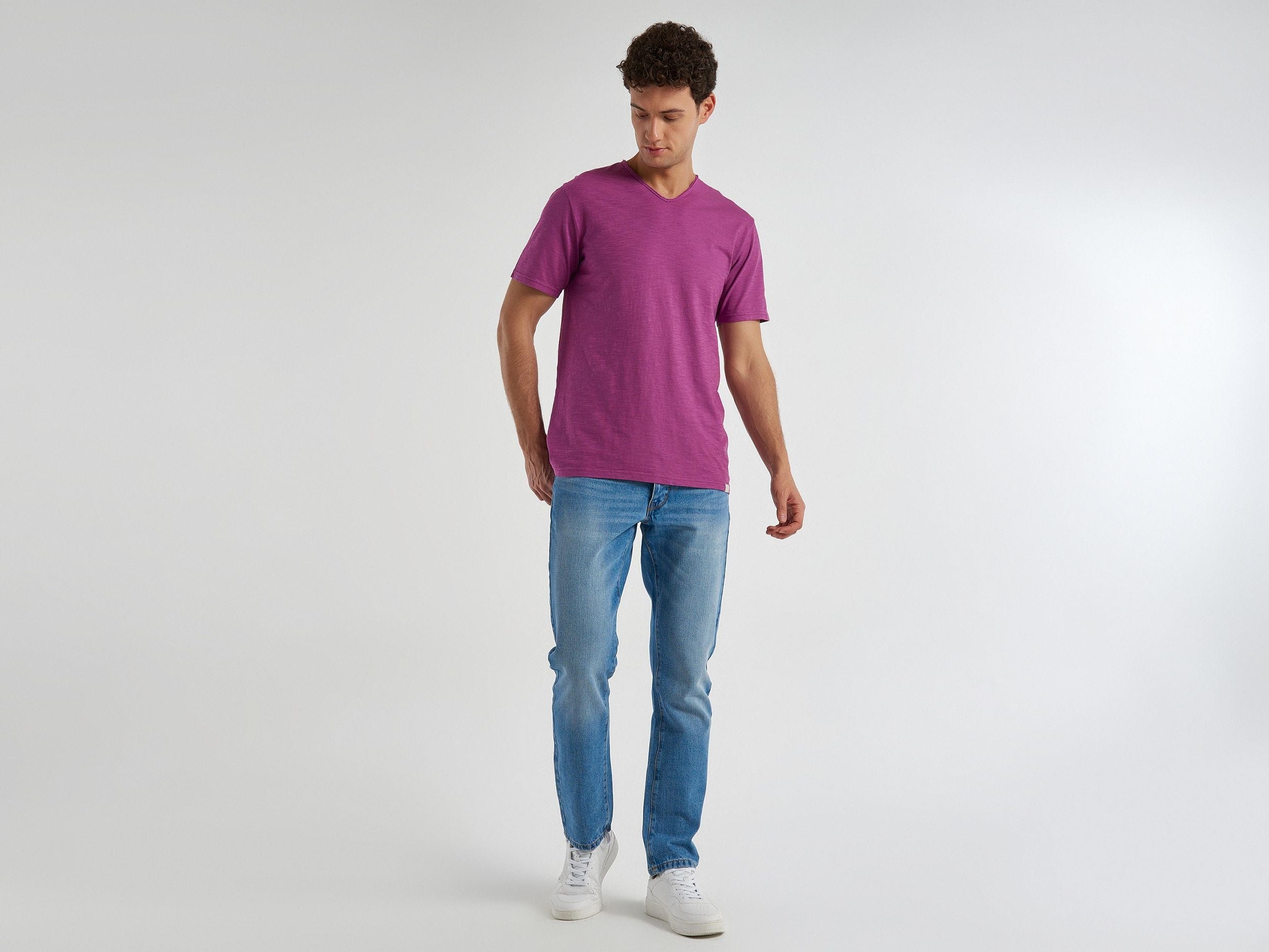 V-neck t-shirt in 100% cotton