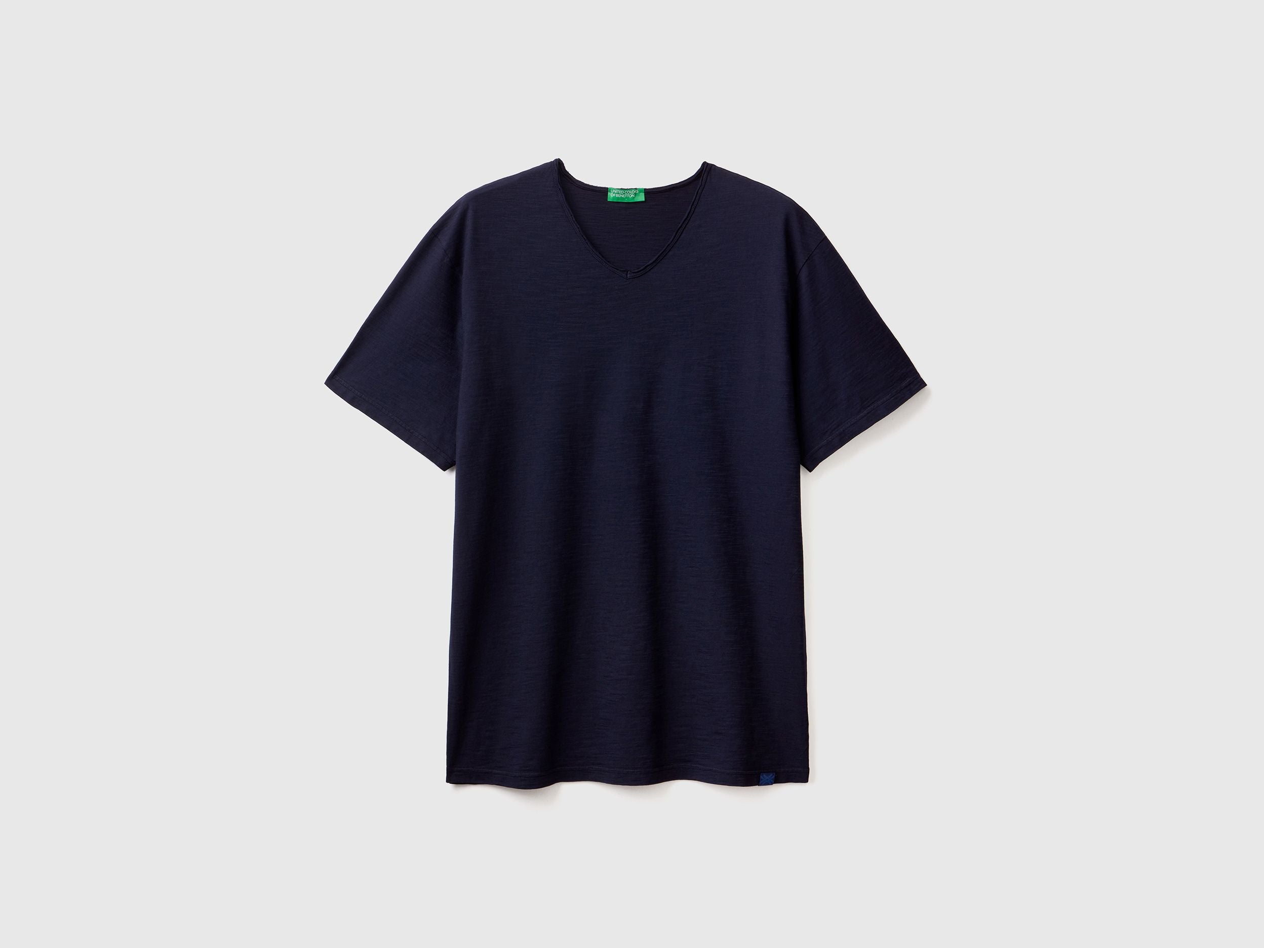 V-neck t-shirt in 100% cotton