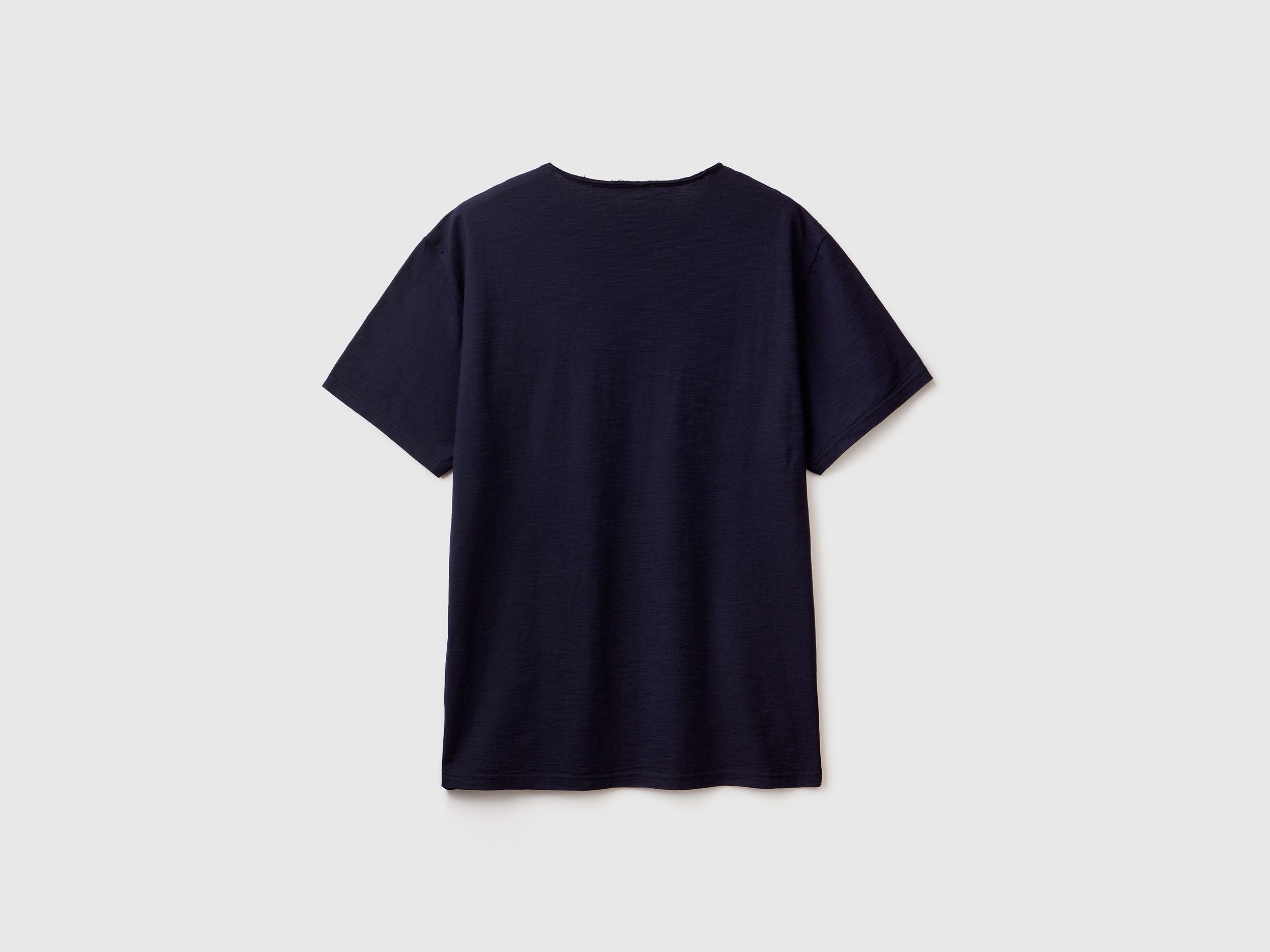 V-neck t-shirt in 100% cotton