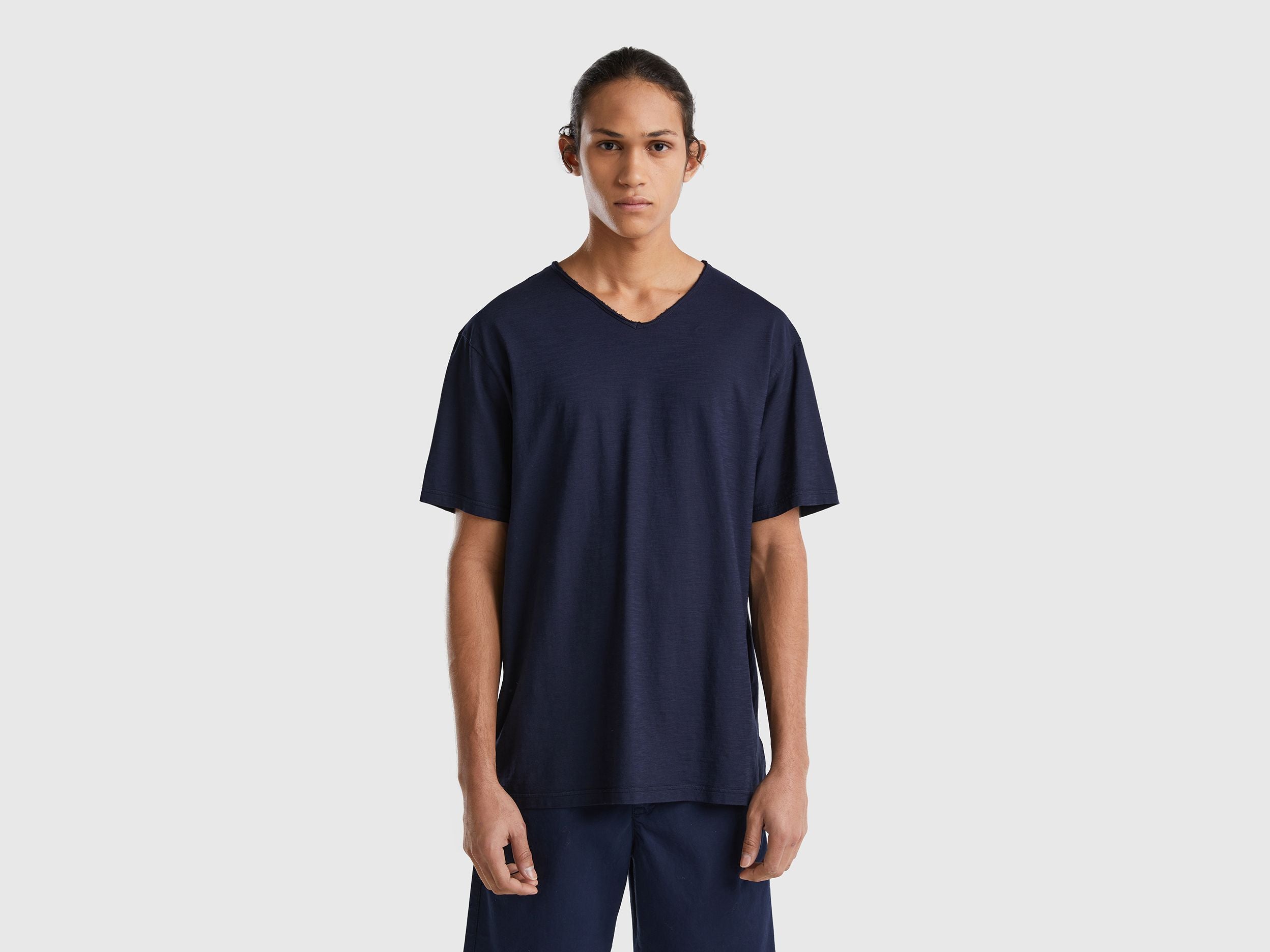 V-neck t-shirt in 100% cotton